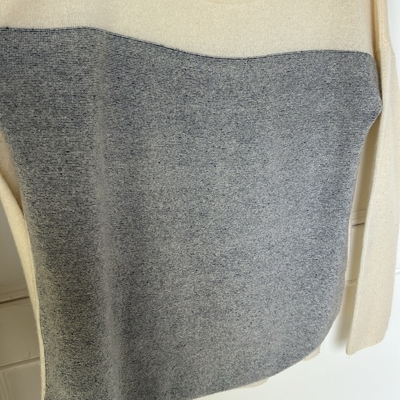 VINCE Cashmere grey and cream color block Women’s Small Long Sleeve Sweater - Picture 6 of 7